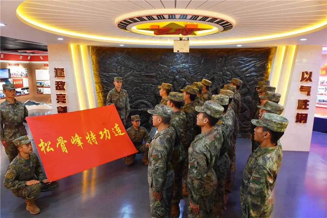 陸軍第81集團(tuán)軍某旅“松骨峰特功連”舉行新兵對連旗宣誓儀式。.jpg