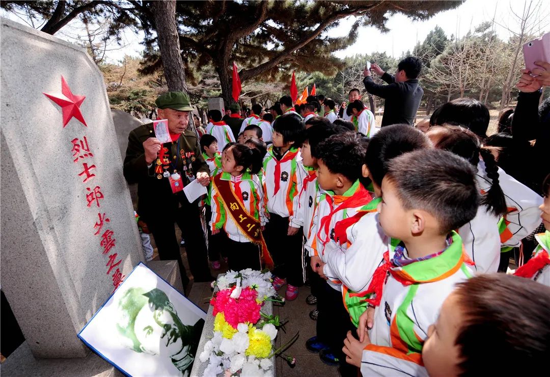 在沈陽抗美援朝烈士陵園，志愿軍老戰(zhàn)士向?qū)W生們講述邱少云的英雄事跡。張文魁 攝.jpg