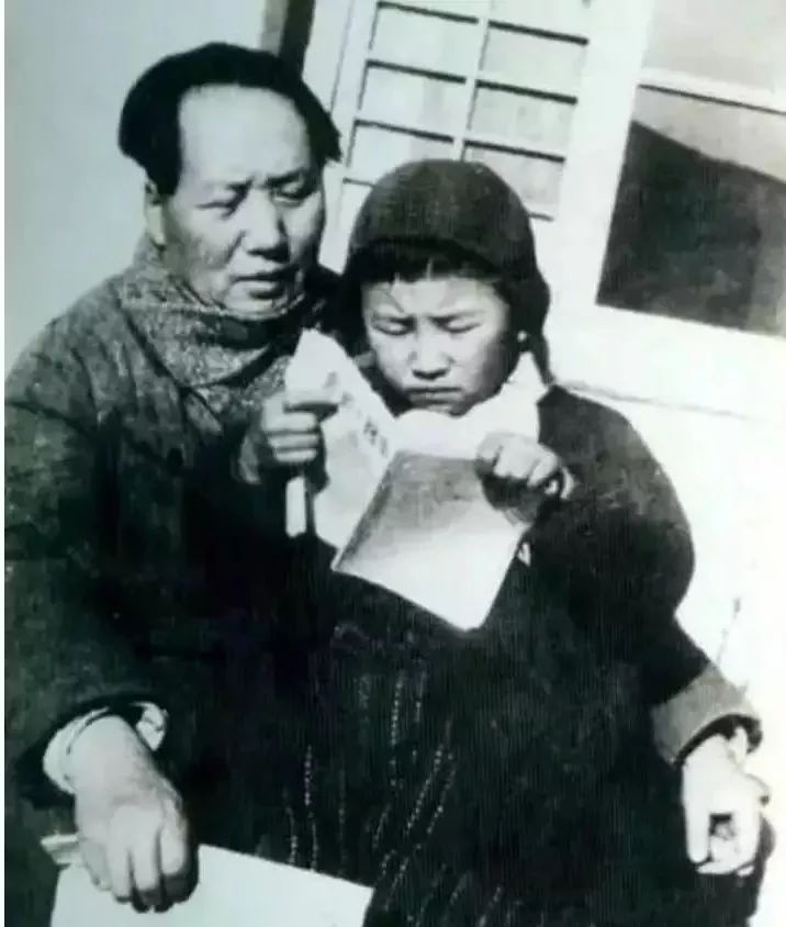 1946年毛澤東在延安窯洞前教女兒李訥識字。.jpg