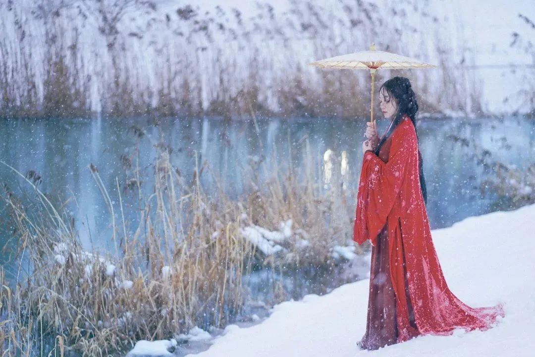 一葉扁舟卷畫簾，老妻學(xué)飲伴清談，紅衣女子古裝站立冰雪.jpg