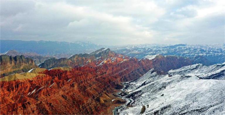 新疆昌吉：雪落丹霞 半山水墨半山詩(shī)1.jpg