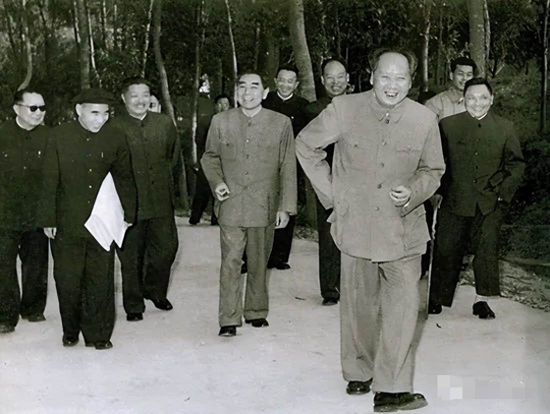 1960年1月，在廣州出席軍委擴大會議的中央領(lǐng)導(dǎo)。右起：鄧小平、毛澤東、彭真、羅瑞卿、周恩來、賀龍、林彪、聶榮臻_編輯(1).jpg