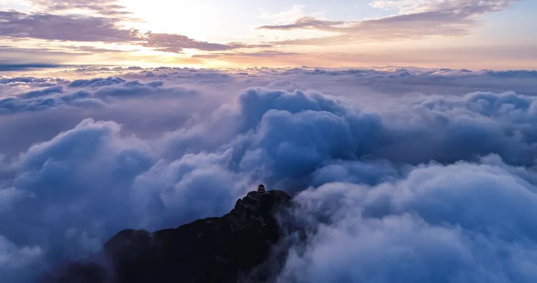 “君子退隱。天下有山，遁。君子以遠(yuǎn)小人，不惡而嚴(yán)?！?jpg