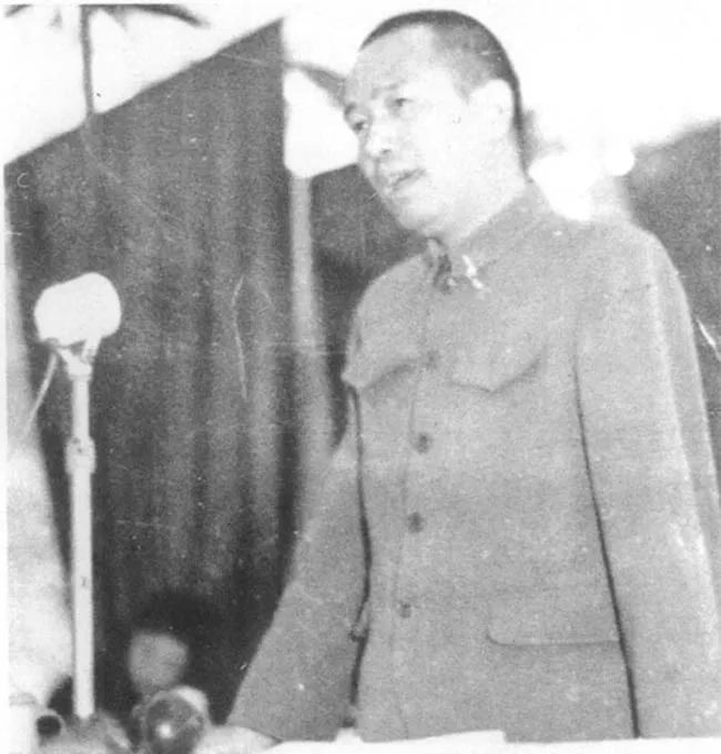 1958年，余秋里在青海冷湖油田職工大會上講話.jpg