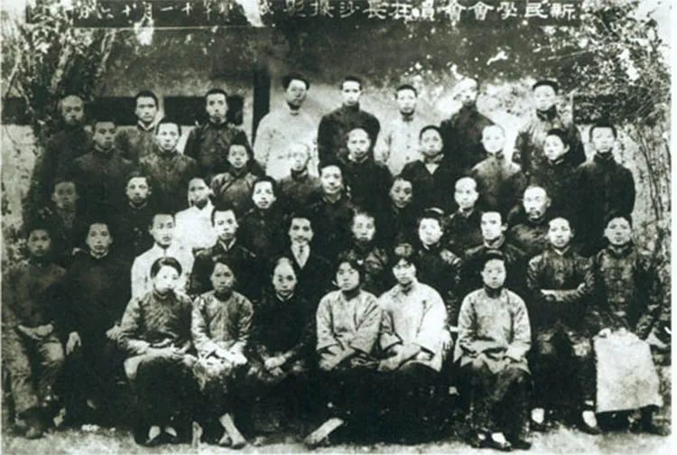 1919年11月，毛澤東與新民學(xué)會會員在長沙周南女校合影。第五排右五為毛澤東.jpg