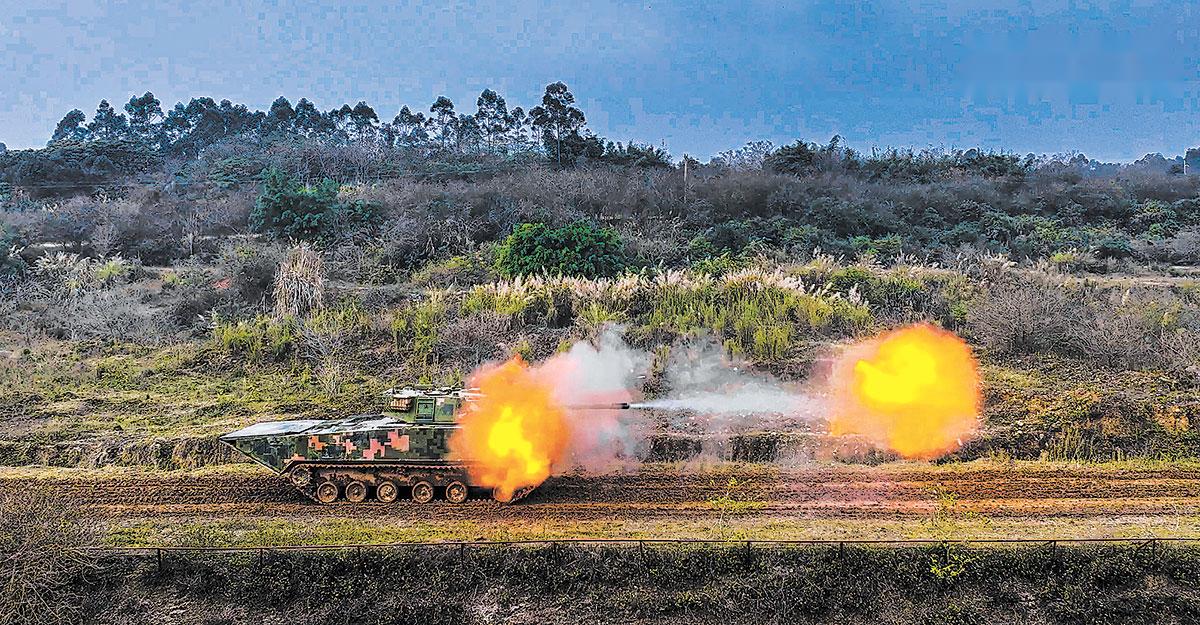 近日，陸軍某旅組織裝甲分隊?wèi)?zhàn)斗射擊考核。劉  浩攝.jpg