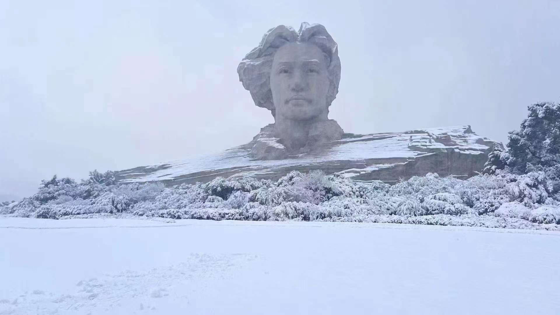 長沙雪中毛主席雕像傲然挺立.jpg